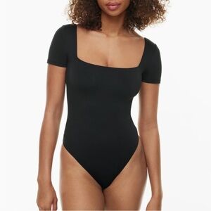 Aritzia Babaton women’s contour square neck bodysuit size XS. Black